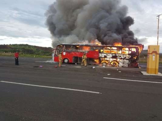 Fuerte incendio sufrió el camión de Banda Tierra Sagrada - Foto 1 