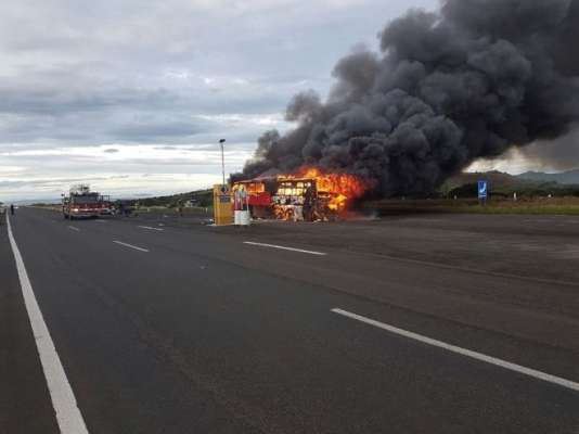 Fuerte incendio sufrió el camión de Banda Tierra Sagrada - Foto 2 
