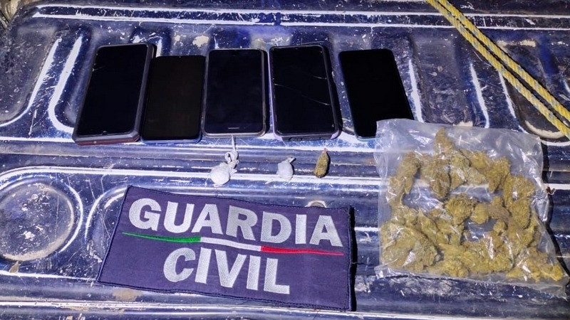 Guardia Civil asegura sustancias ilícitas y dos motocicletas en Uruapan; hay cuatro detenidos