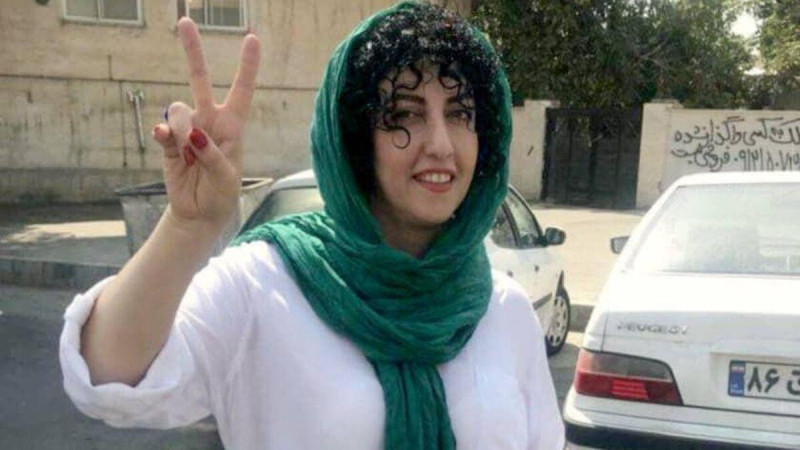 Nages Mohammadi   ganadora del premio nobel de la paz por luchar por los derechos de las mujeres en Irán  