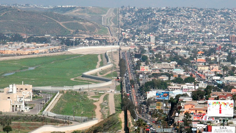 Pese a operativos de seguridad, migrantes llegan al muro fronterizo en Ciudad Juárez 