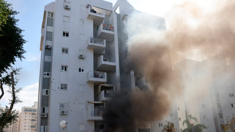 Grupo extremista ataca Israel, reportan al menos 40 muertos 