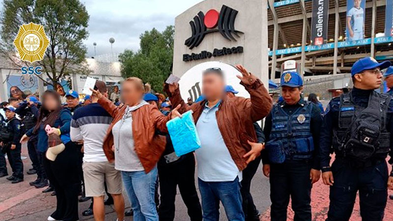 Detienen a 6 revendedores de boletos durante partido Cruz Azul contra Pumas en el Estadio Azteca 