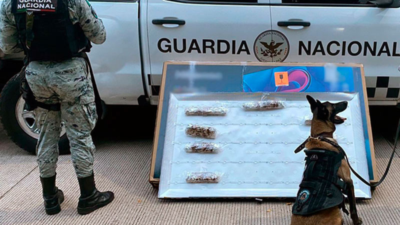 En pantalla de 65 pulgadas aseguran 8 paquetes de aparente droga sintética, en Sinaloa 