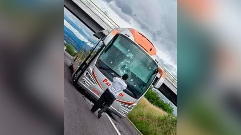 Normalistas apedrean autobús sobre la carretera Morelia Pátzcuaro, chofer se negó a entregarles unidad 