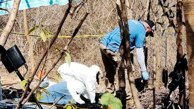 Buscan familias a sus desaparecidos entre restos humanos de Tacámbaro 