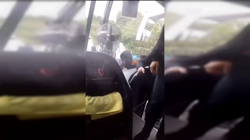 “Vamos a quemarlos, no se van a bajar”: Amenazan normalistas con quemar a pasajeros de autobús, en Morelia 