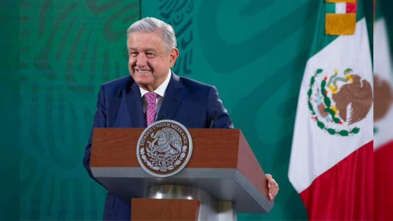 Tras queja presentada por el PRD, INE niega suspender mañaneras de López Obrador 