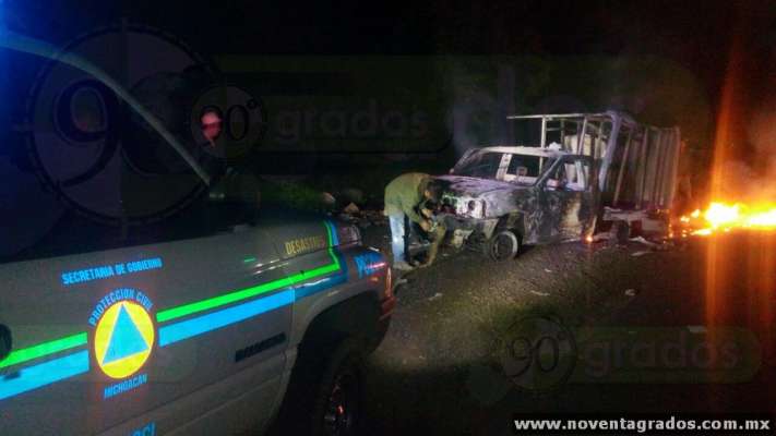 Normalistas incendian una patrulla y dos camionetas en Paracho, Michoacán - Foto 0 