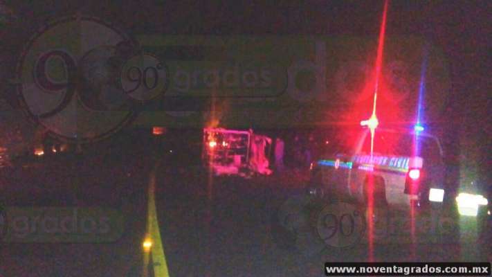 Normalistas incendian una patrulla y dos camionetas en Paracho, Michoacán - Foto 1 