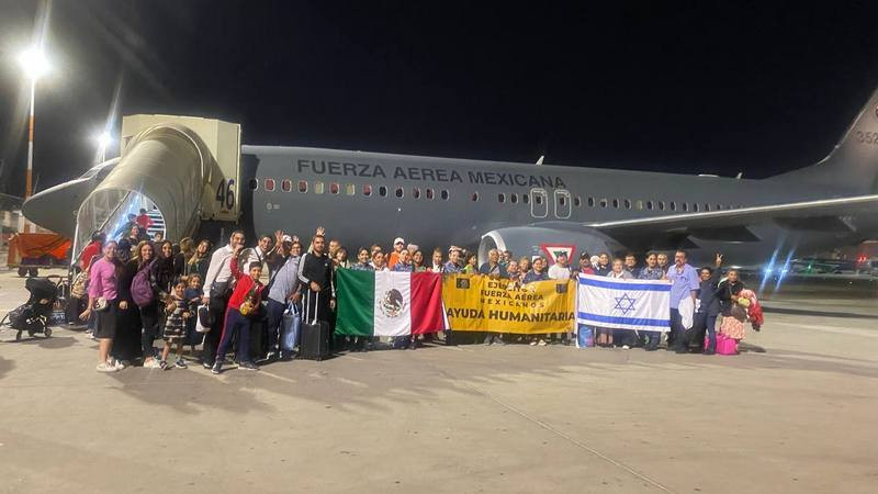 Regresan de Israel 140 mexicanos en primer avión de la Fuerza Aérea Mexicana 