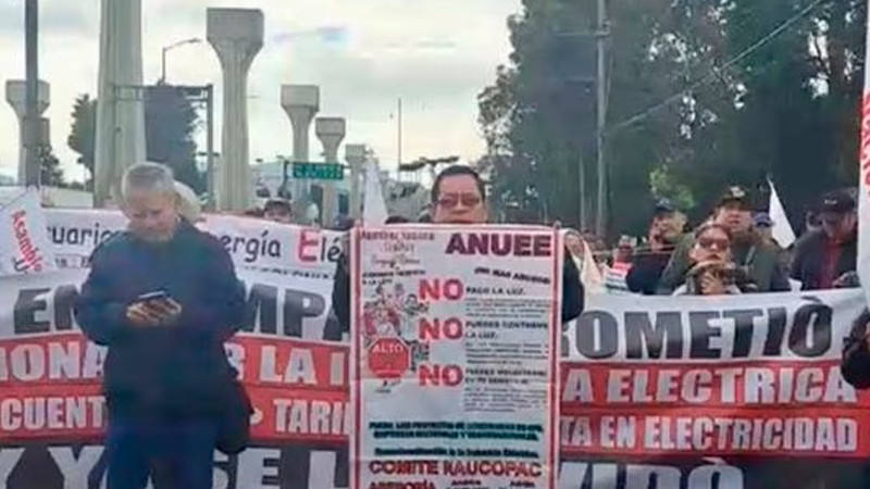 Ex trabajadores de Luz y Fuerza del Centro bloquean la autopista México-Querétaro 