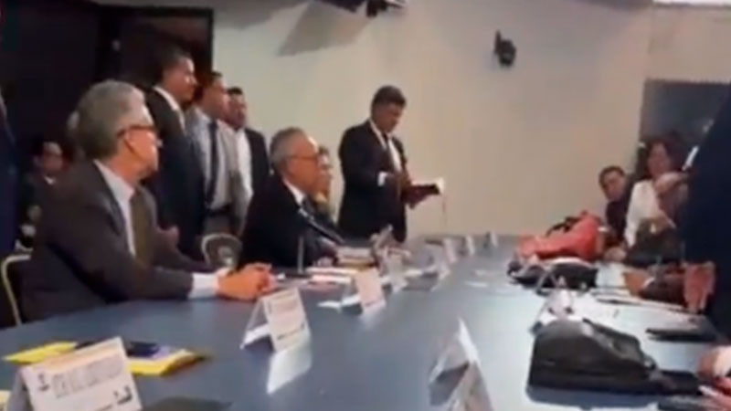 Avientan cabeza de cerdo en mesa de negociaciones entre UNAM y sindicato 