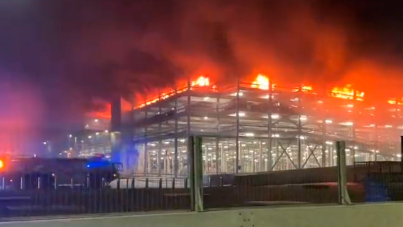 Por incendio masivo en Aeropuerto de Luton, en Londres cancelan todos los vuelos 