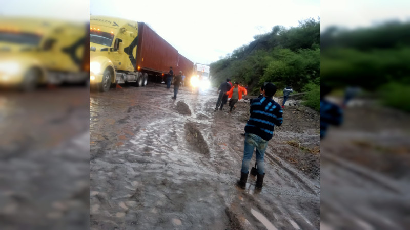 Usuarios reportan diversas afectaciones en la Autopista Siglo XXI a consecuencia de las lluvias