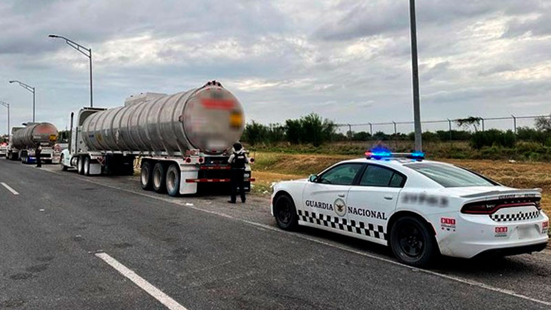 Recuperan 2 tractocamiones con 105 mil litros de huachicol en carretera de Tamaulipas 