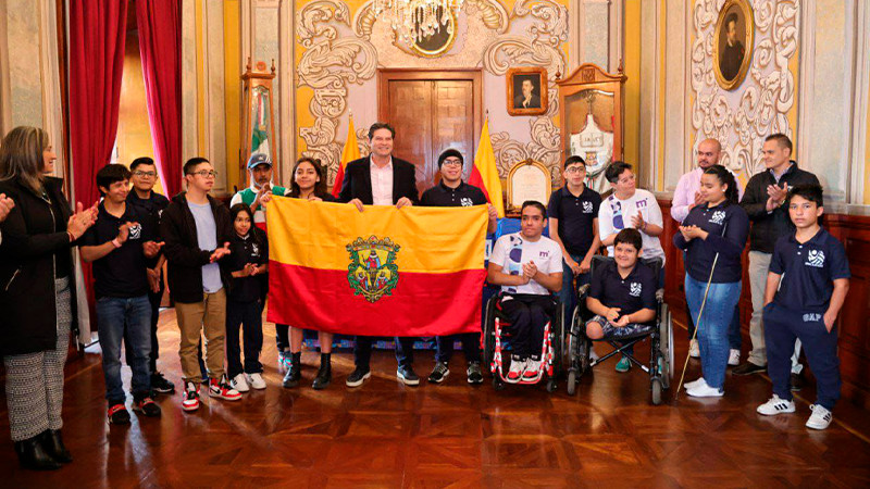 Alfonso Martínez abandera equipo de paranatación rumbo a Juegos CONADE