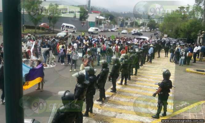 Manifestantes de la Universidad Intercultural marchan en Morelia - Foto 0 