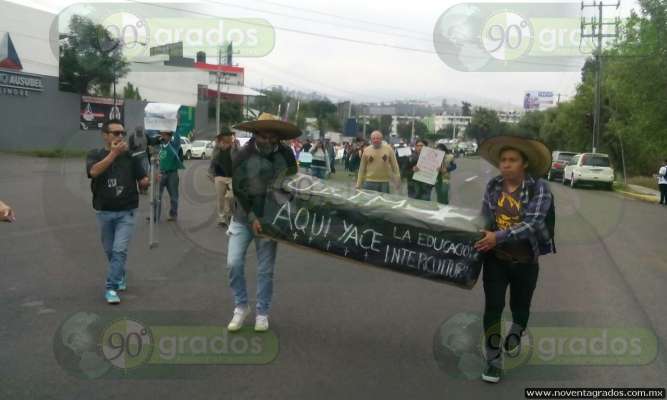 Manifestantes de la Universidad Intercultural marchan en Morelia - Foto 1 