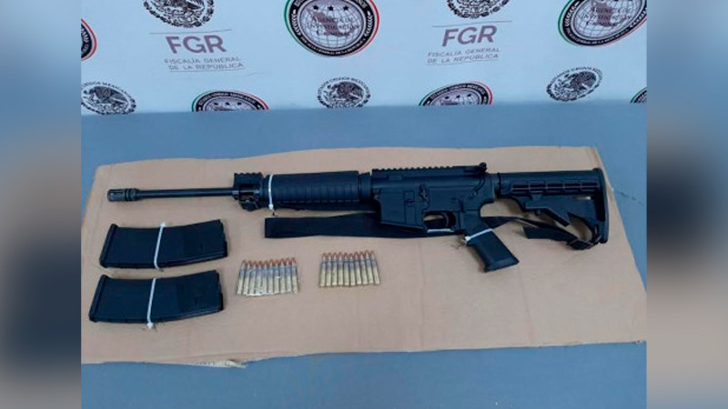 Detienen a ciudadana estadounidense y su acompañante en posesión de un arma exclusiva, en Nuevo León