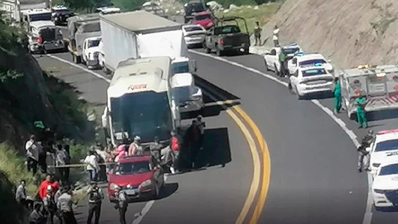 Oaxaca refuerza seguridad en carretera con Puebla tras accidente en el que murieron 16 migrantes 