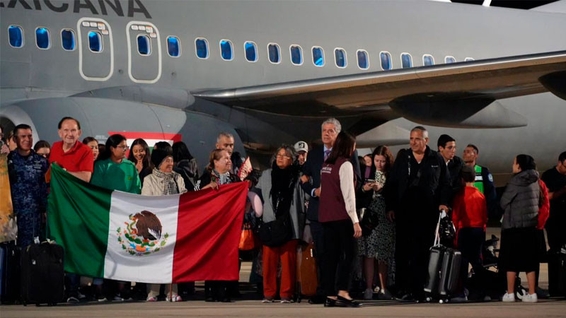 Gobierno de Michoacán recibe en CDMX a ocho michoacanos repatriados de Israel 