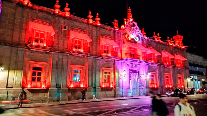 Iluminan edificios icónicos de Morelia para conmemorar 200 años del Colegio Militar 