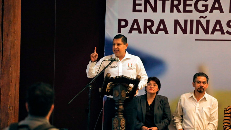 Entregan Nacho Campos y Gaby Molina material didáctico por 6.5 mdp en Uruapan 