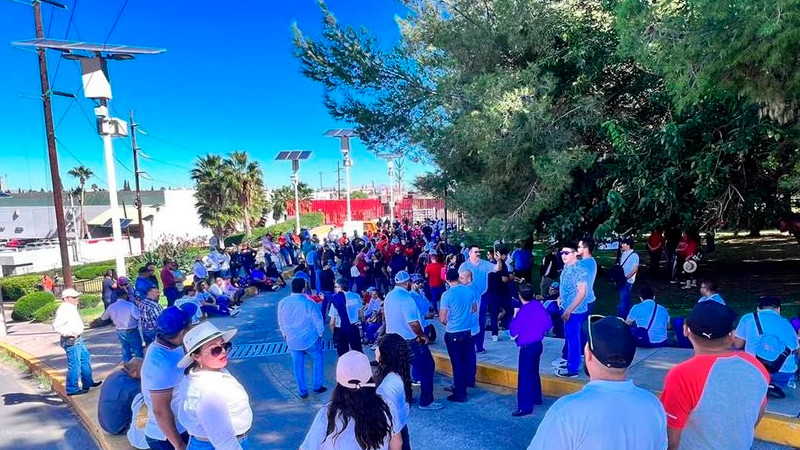 Docentes instalan plantón en Chihuahua; exigen entrega de libros de la SEP 