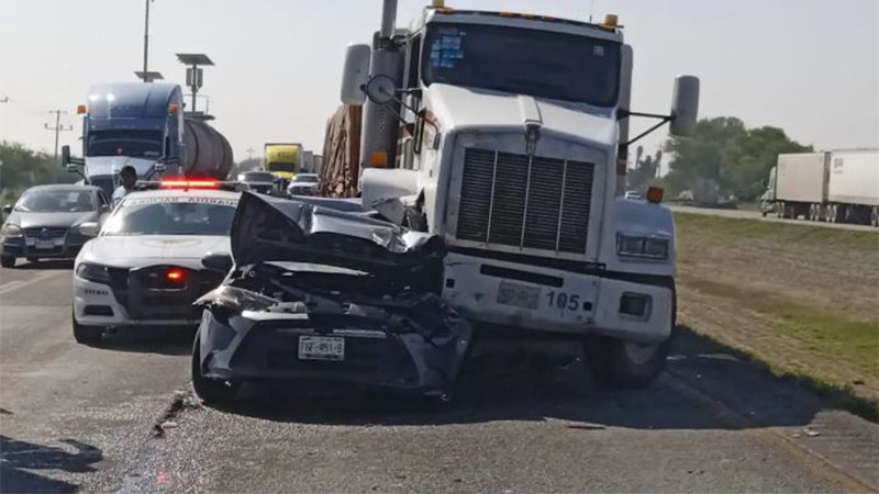 Tráiler aplasta automóvil en la autopista a Laredo; joven conductora sobrevive 