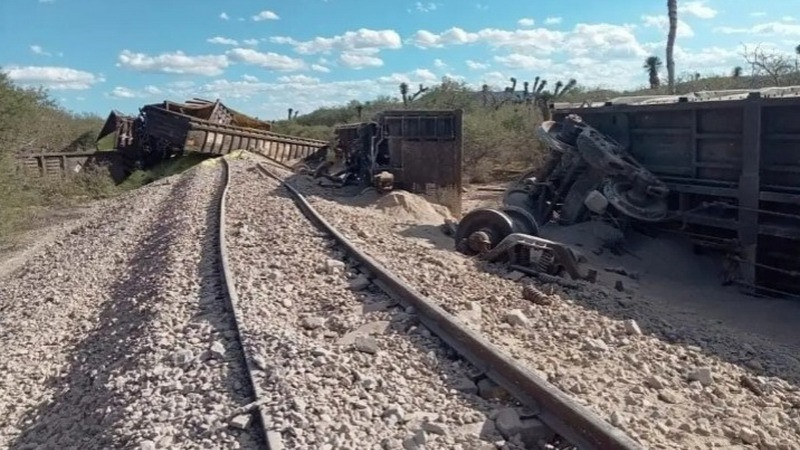 Tren que transportaba químicos tóxicos se descarrila en San Luis Potosí; reportan olores insoportables 