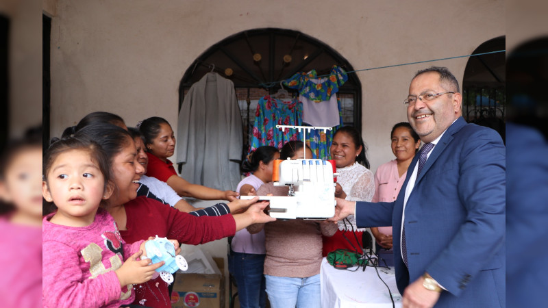 Téllez Marín, entregó una maquina de coser a grupo de mujeres emprendedoras de San Bartolo