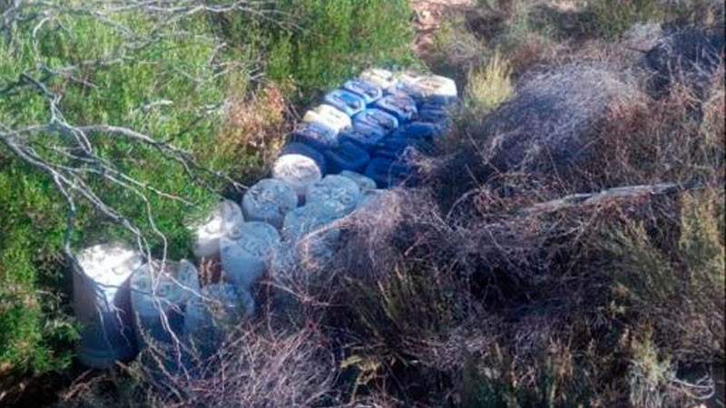 Ejército asegura costales y garrafones con metanfetamina en Baja California 