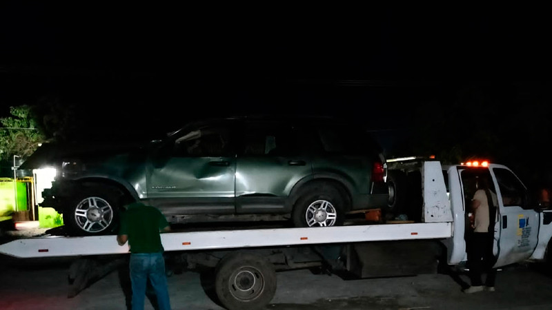 Sujeto resulta herido luego de perder el control de su vehículo, sobre la Apatzingán-Aguililla 