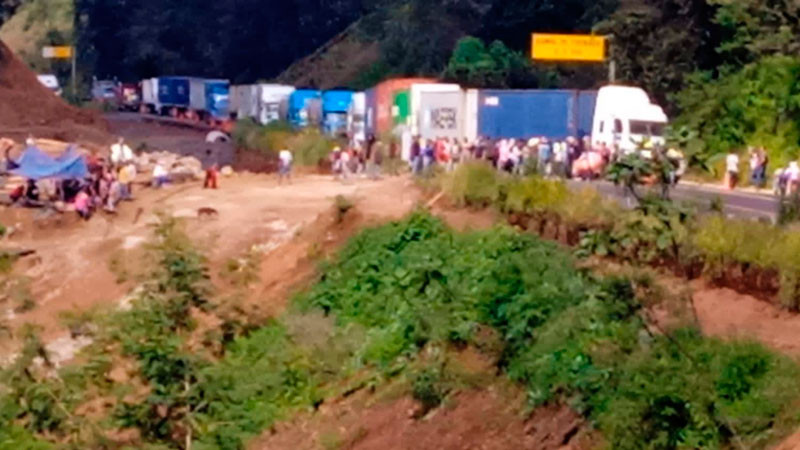 Comuneros de Salvador Escalante y Ziracuaretiro bloquean Autopista Siglo XXI  