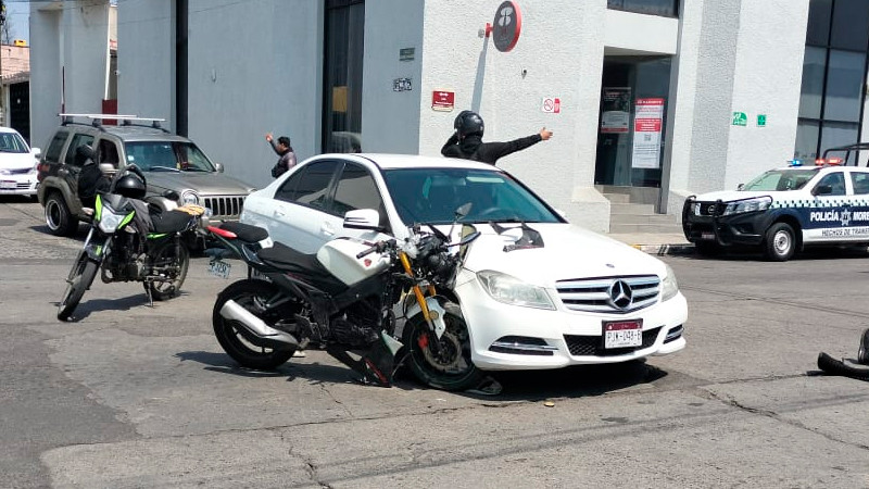 Se registra choque entre un automóvil y una motoclicleta en Centro de Morelia; el motociclista resultó herido 