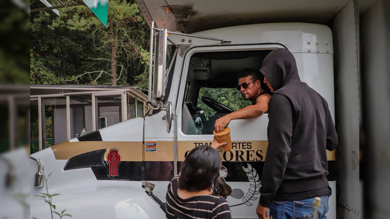 Normalistas se apoderan de camiones repartidores y autobuses, en Michoacán 