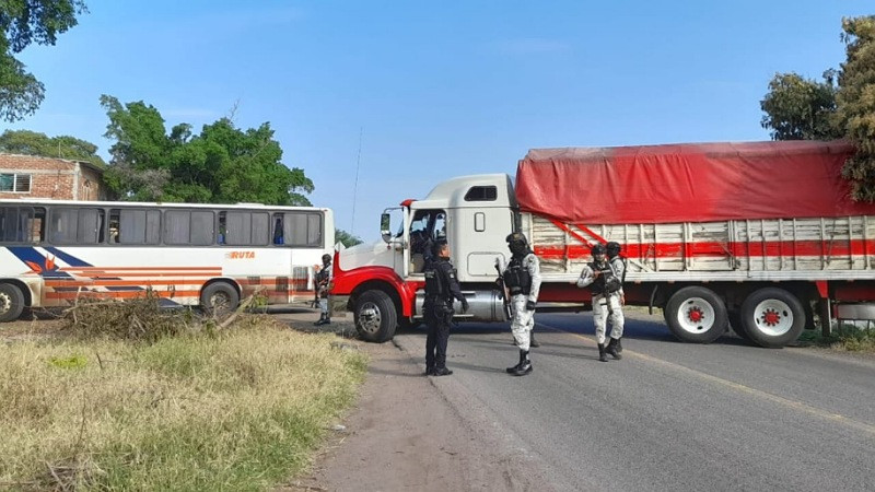 Reportan bloqueos carreteros en Apatzingán y Buenavista; Guardia Civil libera caminos 