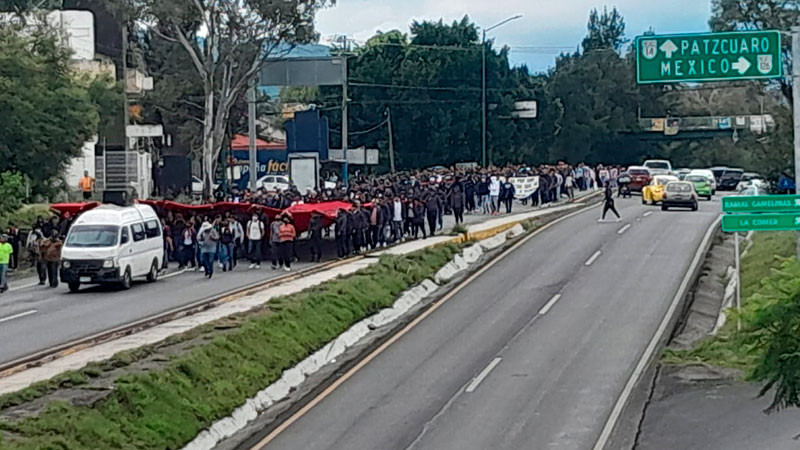 Con autobuses retenidos normalistas de “Tiri” se manifiestan en Morelia, Michoacán