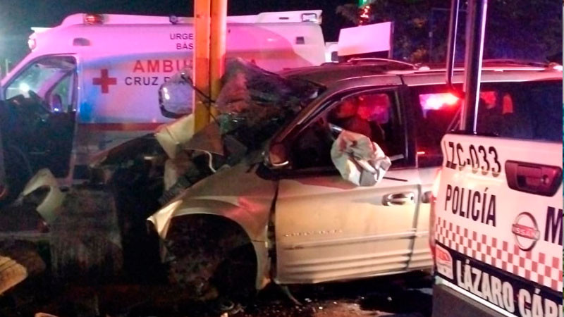 Se impacta contra semáforo en Lázaro Cárdenas; conductor y acompañante se salvan