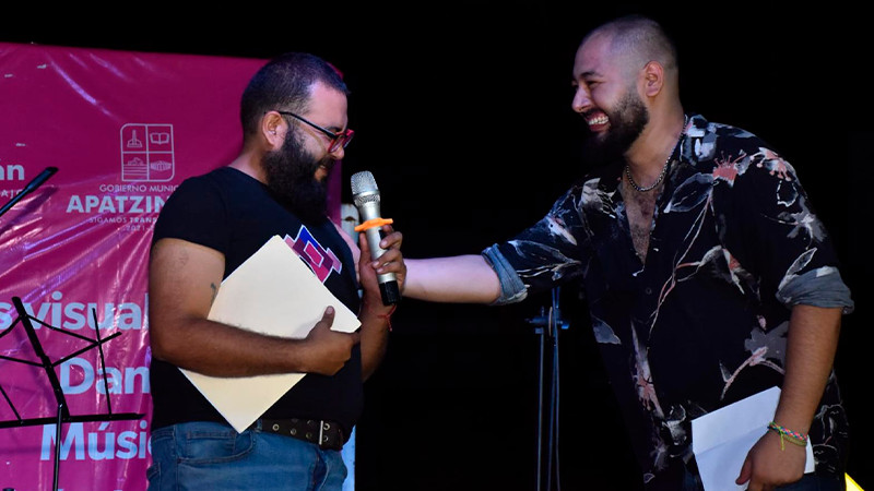 Entregan premio a ganadores de Nuevas letras para un corrido tumbado, en Apatzingán