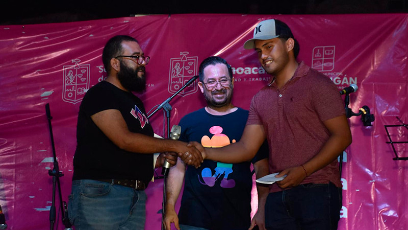 Entregan premio a ganadores de Nuevas letras para un corrido tumbado, en Apatzingán