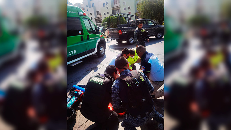 Hombre pierde el control de su moto en el fraccionamiento Villas del Oriente, resulta herido 