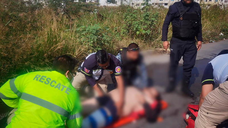 Hombre pierde el control de su moto en el fraccionamiento Villas del Oriente, resulta herido 