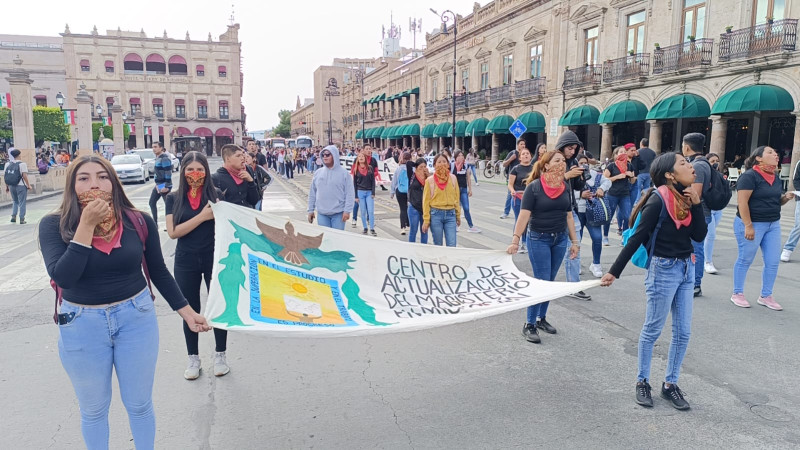 Se manifiestan estudiantes, recuerdan 11 aniversario de desalojo de Normal de Tiripetío 