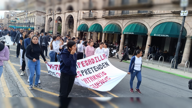 Se manifiestan estudiantes, recuerdan 11 aniversario de desalojo de Normal de Tiripetío 