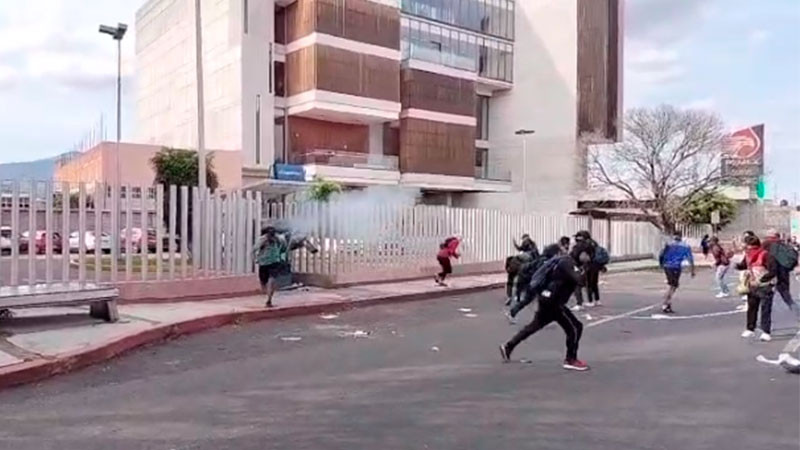 Normalistas vandalizan instalaciones del Poder Judicial de Michoacán; hacen explotar un cajero automático  