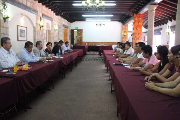 Estudiantes nicolaitas se reúnen con el rector de la UMSNH - Foto 1 