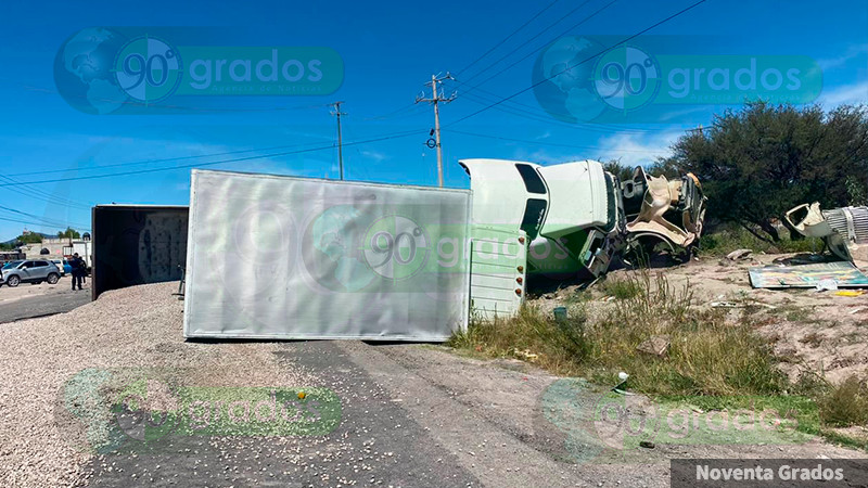Fuerte choque en la carretera a Chichimequillas deja tres lesionados, uno de ellos de gravedad  
