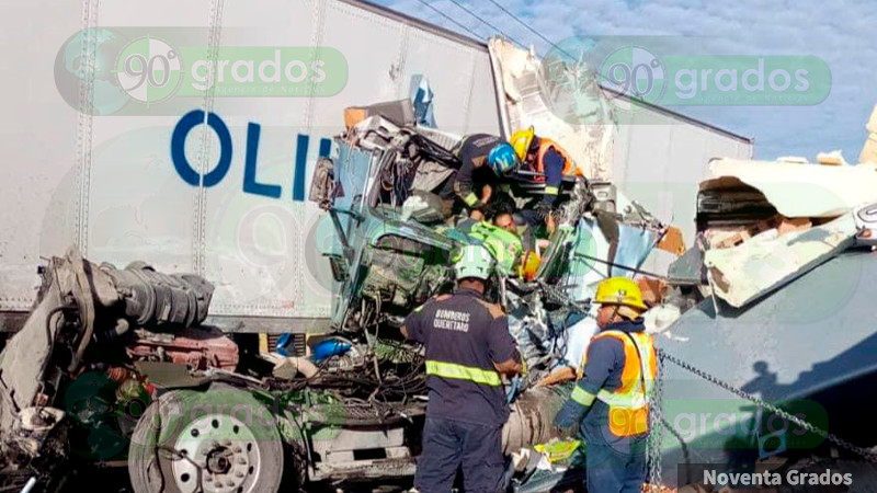 Conductor de tractocamión queda prensado tras fuerte accidente en la autopista México- Querétaro 